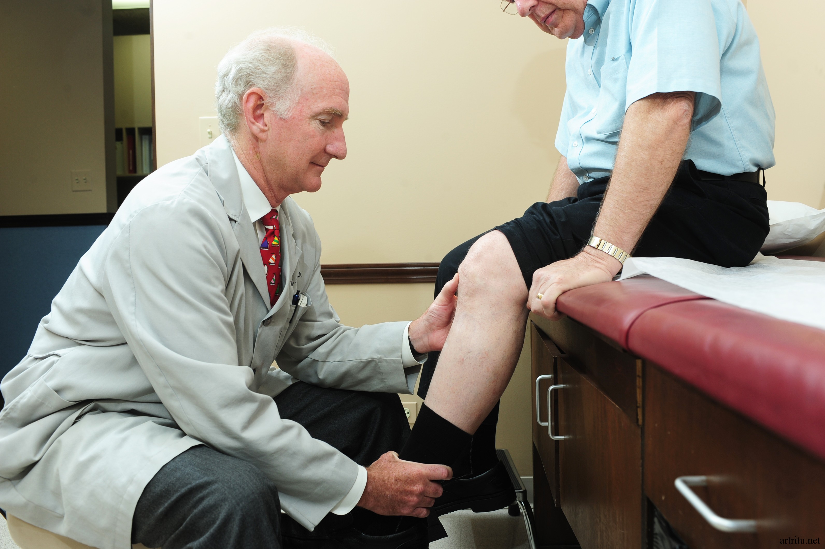 Слабость суставов болезнь. Врач осматривает колено. Осмотр суставов. Пациент с остеоартрозом.