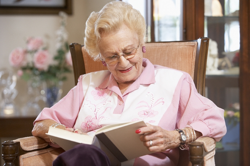 Пенсионерка читать. Пожилые люди. Библиотерапия для пожилых людей. Пожилая женщина. Красивая пожилая женщина.